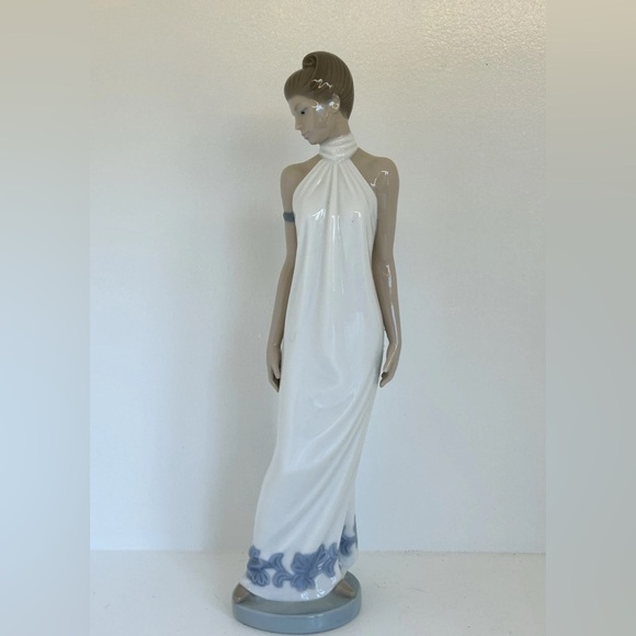 NAO by Lladro “Elegance” Figurine, 1994. - Picture 1 of 6